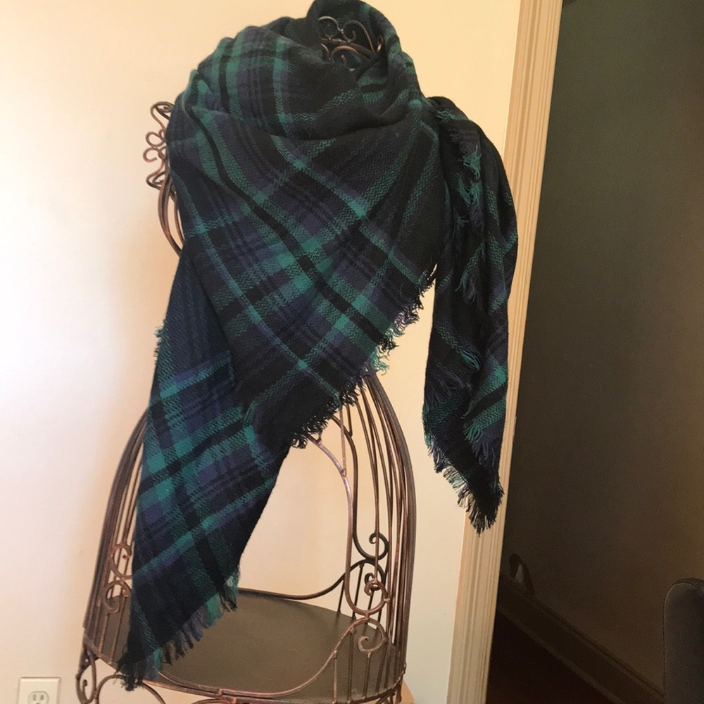 Oversized winter scarf green/ navy navy plaid